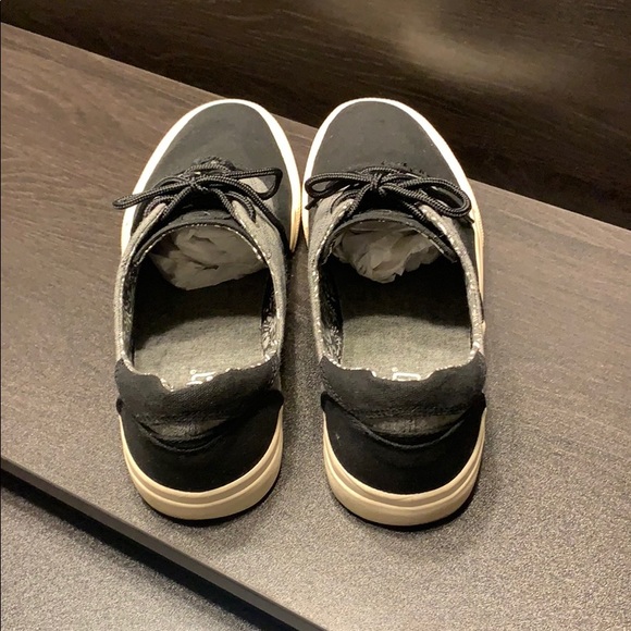 Crevo Black/Heathered Gray Floral Print Sneakers - Picture 3 of 7